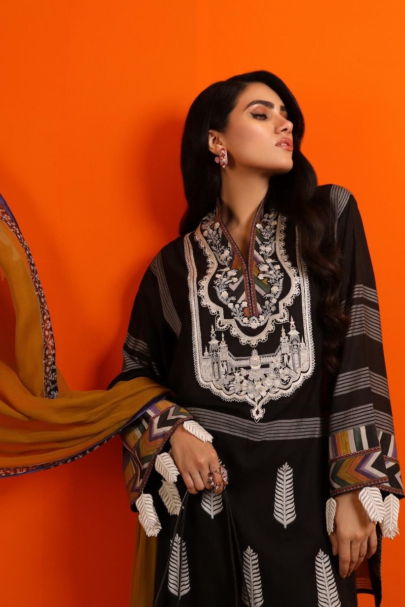 02 (Sana Safinaz Pre-Fall'19 Collection)