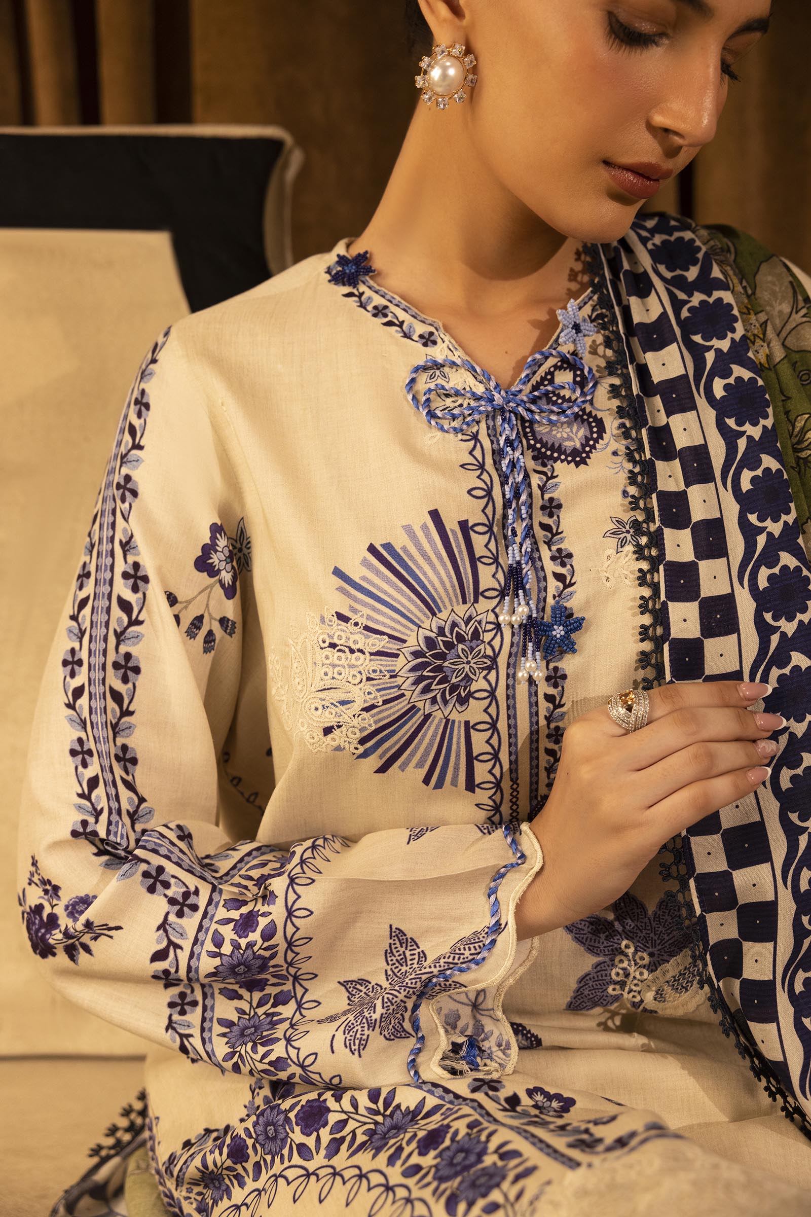 M253-020B-3CR | Sana Safinaz Muzlin Winter Collection 2025
