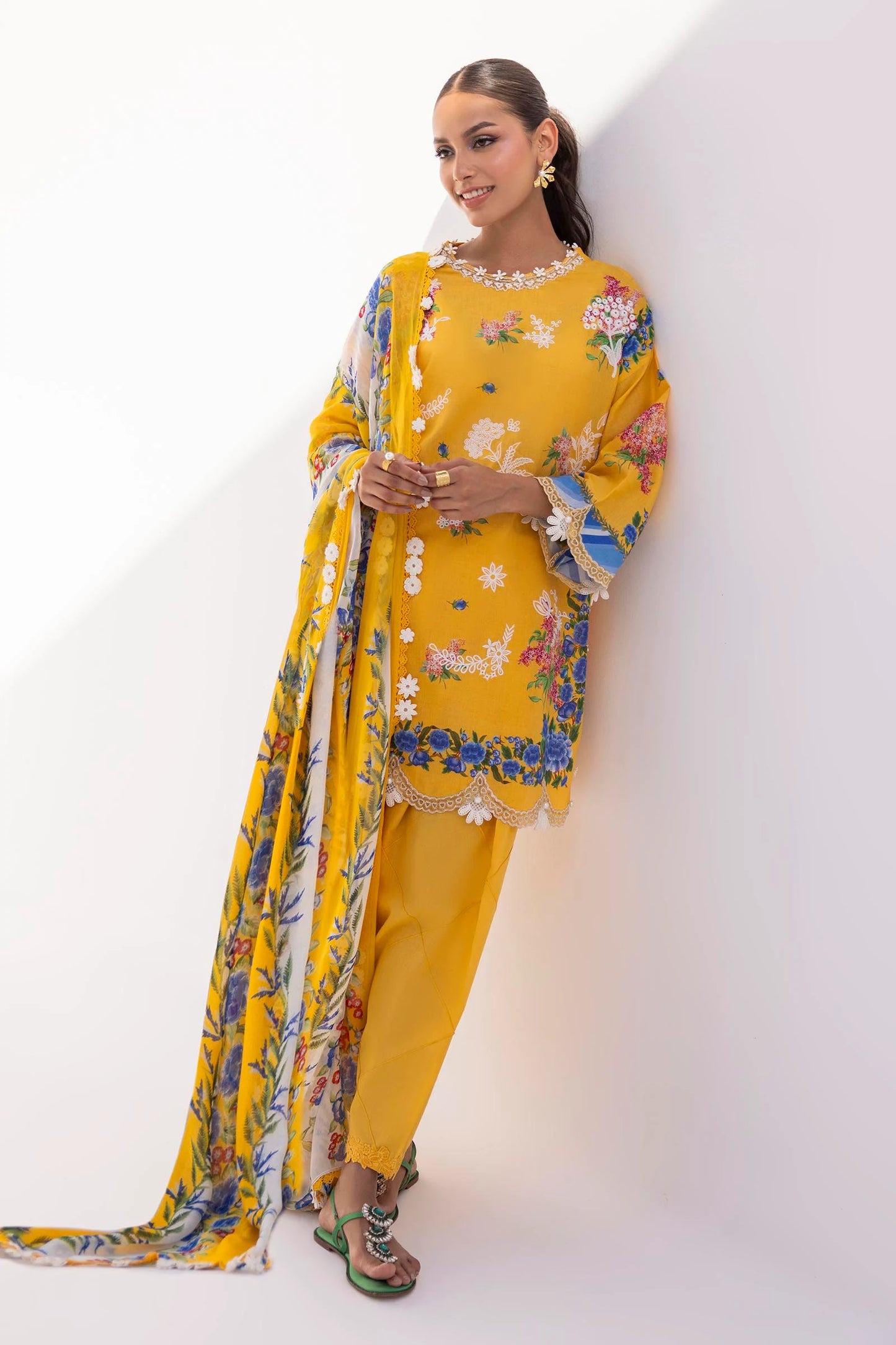 M252-005B-CI | Sana Safinaz | Muzlin Lawn 2025