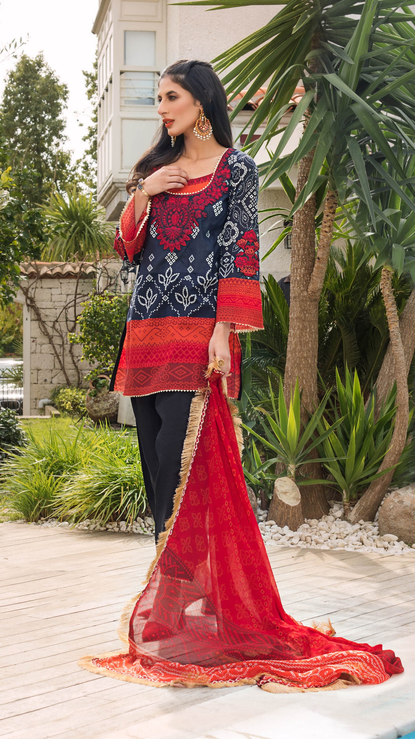 Traditional Black B | Zainab Chottani  | Tahra Lawn 2021