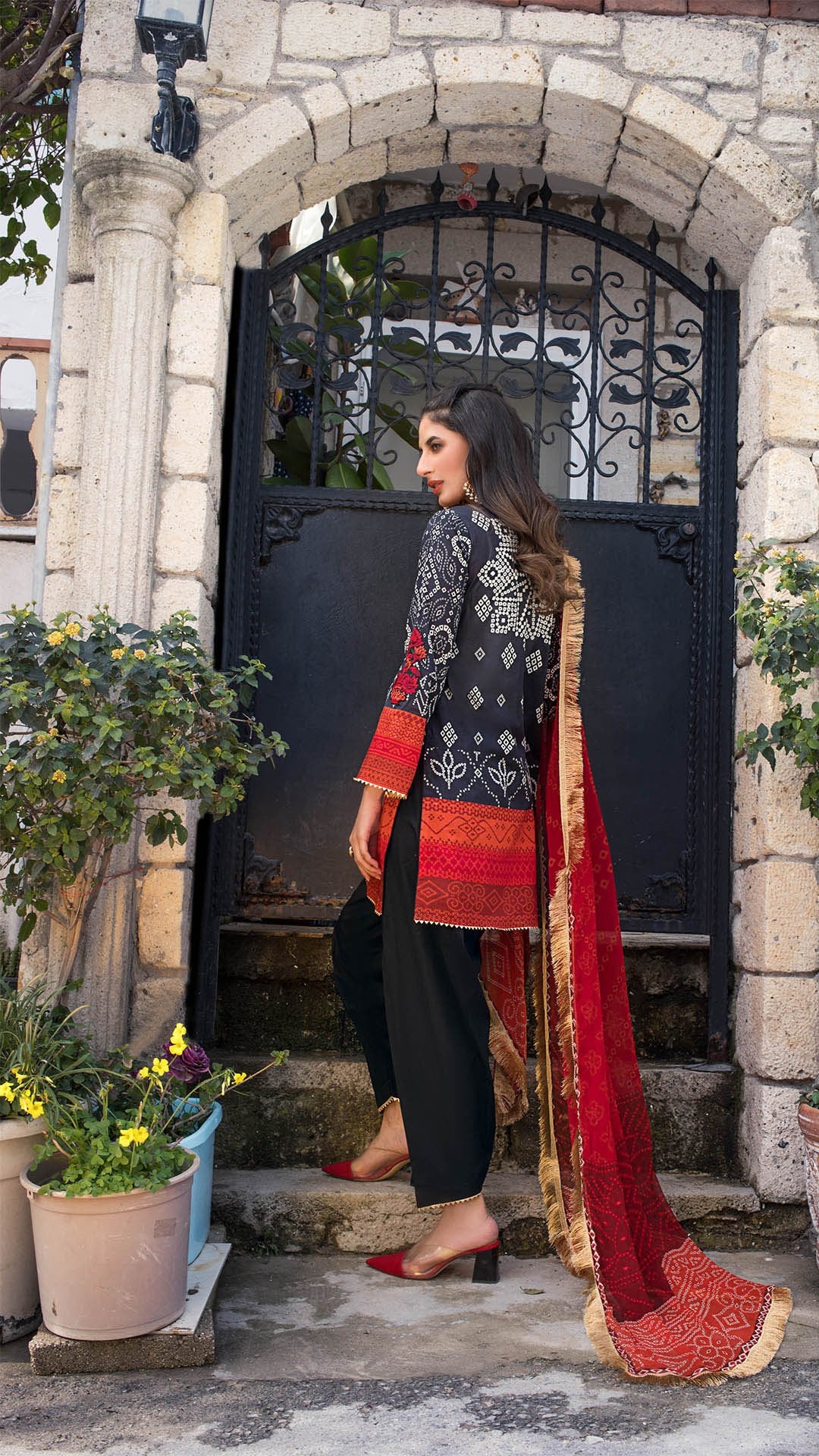 Traditional Black B | Zainab Chottani  | Tahra Lawn 2021